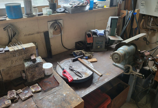 杢目銅(もくねがね・木目金)の技術を深化・伝承する「千貝工芸」