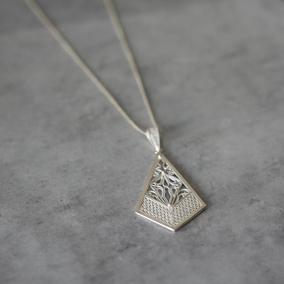 銀線細工 ペンダント しずくカット